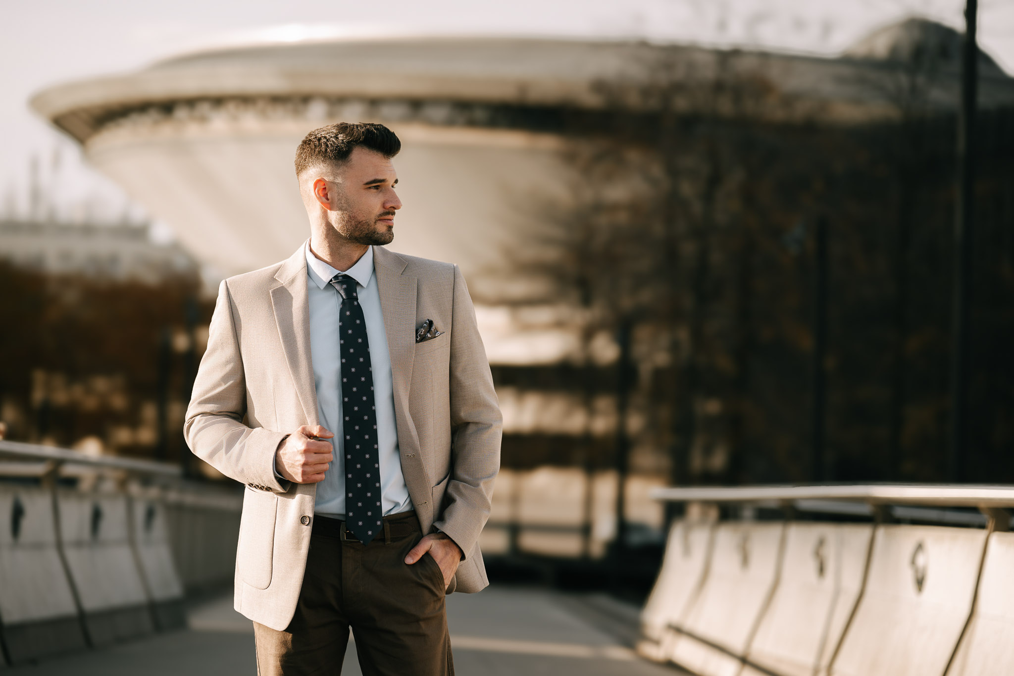 Jak zapinać marynarkę? A kiedy należy ją rozpiąć?