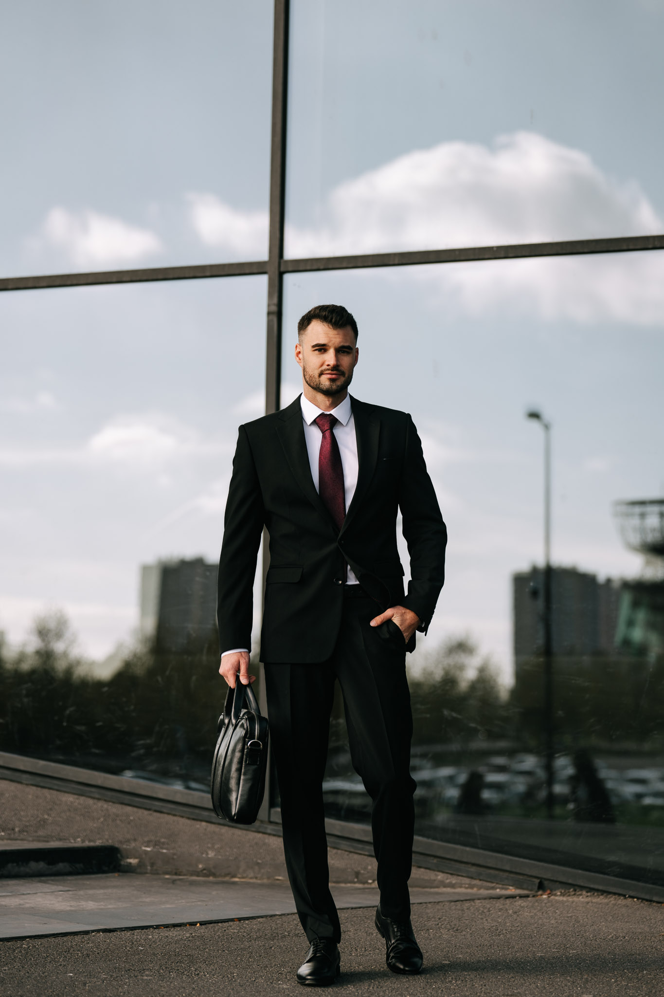 Eleganckie spodnie męskie - czy tylko do garnituru?